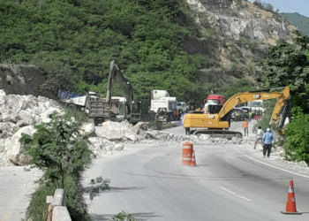 Maquinaria se encuentra retirando material del derrumbe en el km 61 de la ruta al Atlántico./Foto: Sistema Conred.