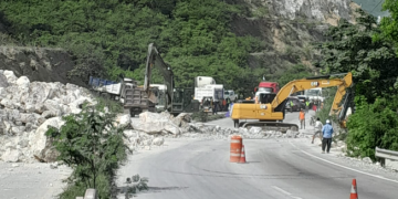 Maquinaria se encuentra retirando material del derrumbe en el km 61 de la ruta al Atlántico./Foto: Sistema Conred.