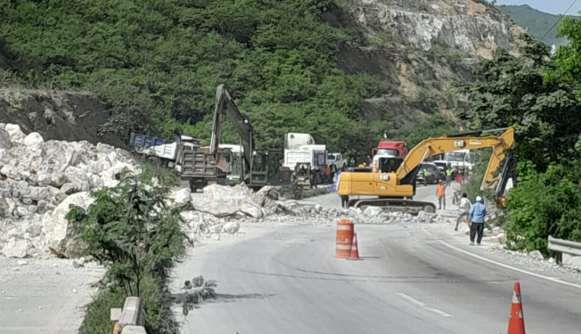 Maquinaria se encuentra retirando material del derrumbe en el km 61 de la ruta al Atlántico./Foto: Sistema Conred.