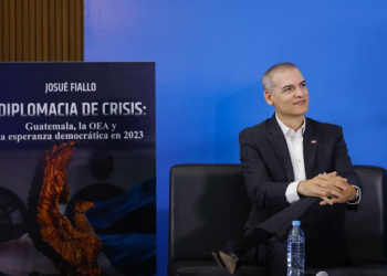 Josue Fiallo presentó su libro “Diplomacia de Crisis: Guatemala, la OEA y la Esperanza Democrática en 2023”. (Foto: Gilber García)