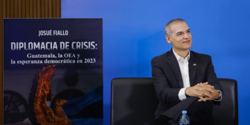 Josue Fiallo presentó su libro “Diplomacia de Crisis: Guatemala, la OEA y la Esperanza Democrática en 2023”. (Foto: Gilber García)