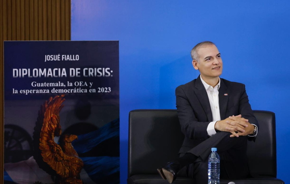 Josue Fiallo presentó su libro “Diplomacia de Crisis: Guatemala, la OEA y la Esperanza Democrática en 2023”. (Foto: Gilber García)