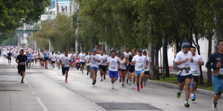 Ciudadanos se unieron en una jornada deportiva que celebró la paz y los 28 años de la Policía Nacional Civil. (Foto: PNC)
