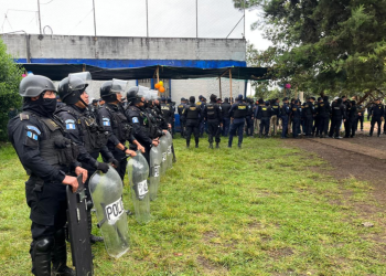 En una nueva acción coordinada para mantener el control y el orden en los centros de privación de libertad, agentes de la PNC realizaron una requisa. / Foto: PNC