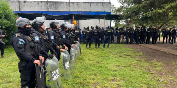 En una nueva acción coordinada para mantener el control y el orden en los centros de privación de libertad, agentes de la PNC realizaron una requisa. / Foto: PNC