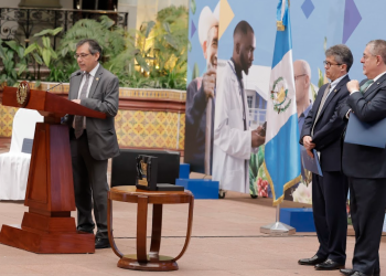 Autoridades del ministerio de Salud compartieron el acceso y cobertura de las farmacias PROAM. (Foto: Analí Camey)