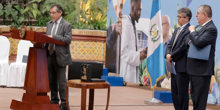 Autoridades del ministerio de Salud compartieron el acceso y cobertura de las farmacias PROAM. (Foto: Analí Camey)