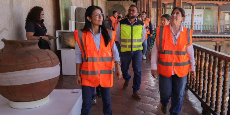 Ministra de Cultura evaluó los daños en el patrimonio cultural en Antigua Guatemala./Foto: MCD.