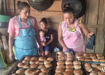 Mujeres se capacitan en panadería gracias a programa de SOSEP. / Foto: SOSEP.
