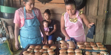 Mujeres se capacitan en panadería gracias a programa de SOSEP. / Foto: SOSEP.