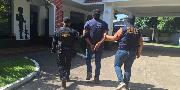 El detenido, identificado como Gelver N, de 26 años, conducía una camioneta Toyota Rav4. / Foto: PNC