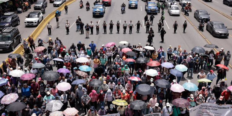 Durante la mañana de este jueves, 30 puntos en el territorio nacional fueron bloqueados por integrantes del STEG. / Foto: Alex Jacinto