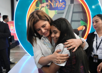 La vicepresidenta Karin Herrera participó en una jornada especial junto a niñas de la Escuela Rafael Arévalo Martínez y Villa de las Niñas. (Foto: Vicepresidencia de la República)