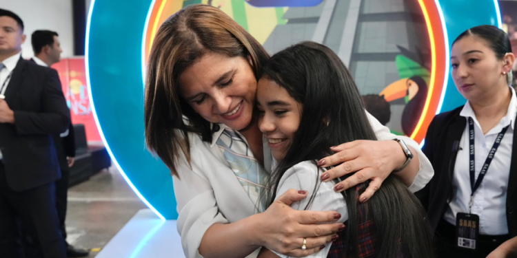 La vicepresidenta Karin Herrera participó en una jornada especial junto a niñas de la Escuela Rafael Arévalo Martínez y Villa de las Niñas. (Foto: Vicepresidencia de la República)