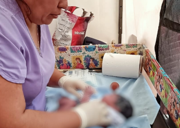 Personal del Centro de Salud de Santa María de Jesús Sacatepéquez, atendió con éxito dos partos en medio de la emergencia sísmica. (Foto: MSPAS)