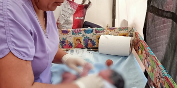 Personal del Centro de Salud de Santa María de Jesús Sacatepéquez, atendió con éxito dos partos en medio de la emergencia sísmica. (Foto: MSPAS)