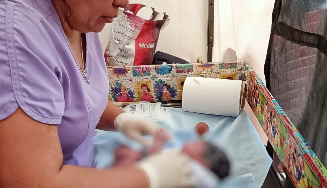 Personal del Centro de Salud de Santa María de Jesús Sacatepéquez, atendió con éxito dos partos en medio de la emergencia sísmica. (Foto: MSPAS)