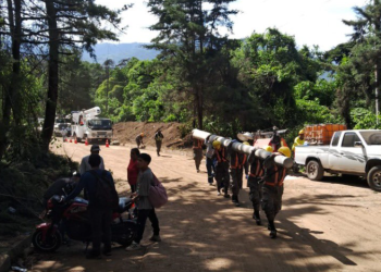 Ejército de Guatemala apoya a EEGSA en el traslado de equipo eléctrico. (Foto: EEGSA)