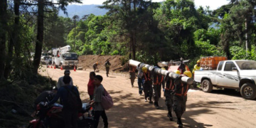 Ejército de Guatemala apoya a EEGSA en el traslado de equipo eléctrico. (Foto: EEGSA)