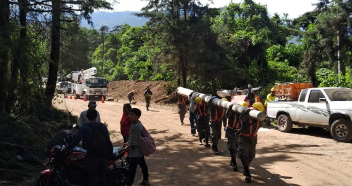 Ejército de Guatemala apoya a EEGSA en el traslado de equipo eléctrico. (Foto: EEGSA)