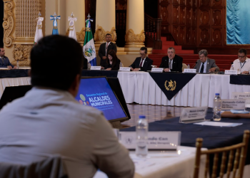 Presidente Bernardo Arévalo lidera reunión con alcaldes de Petén, Alta y Baja Verapaz. / Foto: Byron de la Cruz.