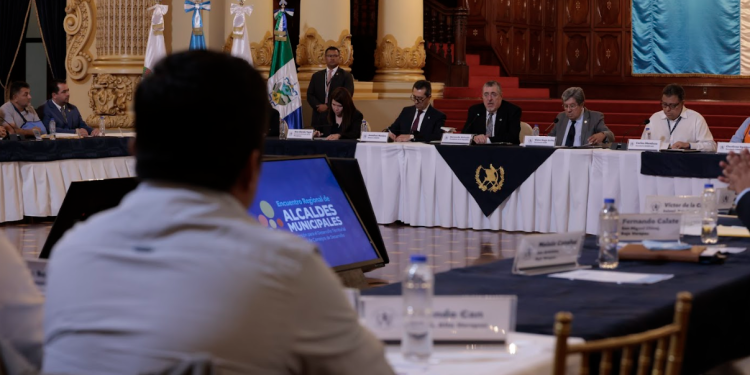 Presidente Bernardo Arévalo lidera reunión con alcaldes de Petén, Alta y Baja Verapaz. / Foto: Byron de la Cruz.