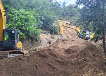 Atienden derrumbes en accesos a Santa María de Jesús, Sacatepéquez. / Foto: Covial.