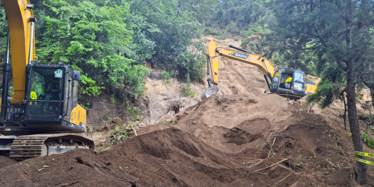 Atienden derrumbes en accesos a Santa MarÃ­a de JesÃºs, SacatepÃ©quez. / Foto: Covial.