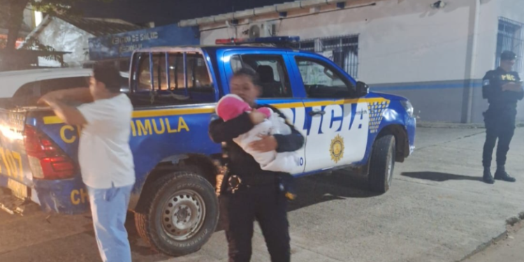 Tras una búsqueda minuciosa, encontraron a una bebé de aproximadamente un año, sola y expuesta entre el follaje. / Foto: PNC