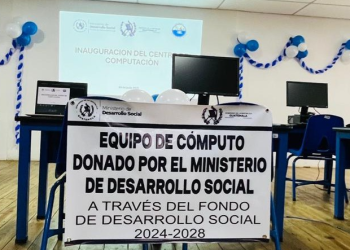 Mides entre laboratorio de computación en Río Dulce./Foto: Mides.