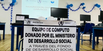 Mides entre laboratorio de computación en Río Dulce./Foto: Mides.