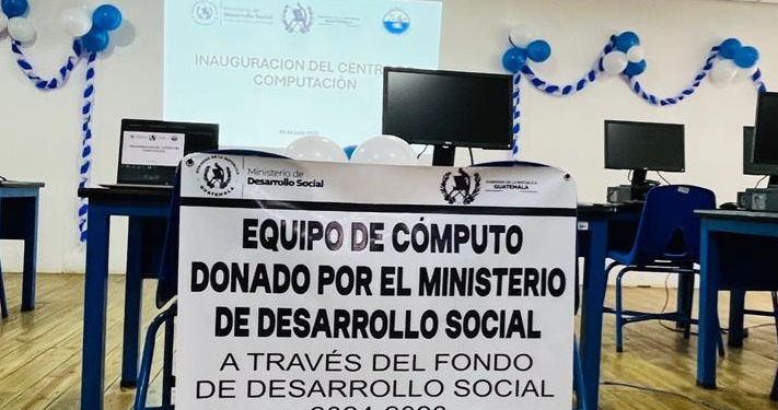 Mides entre laboratorio de computación en Río Dulce./Foto: Mides.