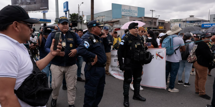 PNC prioriza el diálogo para liberar bloqueos. / Foto: Alex Jacinto