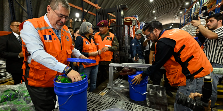 Presidente supervisa ayuda humanitaria para familias afectadas por sismos