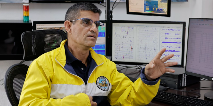 Luis Arriola, sismólogo del Insivumeh resuelve dudas acerca de la actividad sísmica en el país. (Foto: Analí Camey )