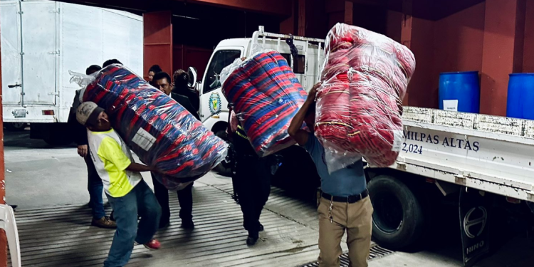 Mides entrega colchonetas en Sacatepéquez./Foto: Mides.