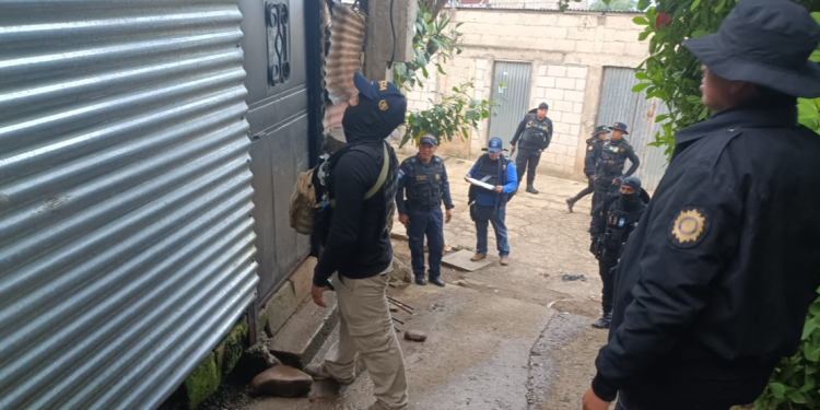 DEIC ejecuta allanamientos en San Pedro Ayampuc. / Foto: PNC.