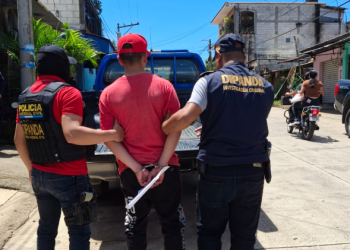 Las autoridades señalan que al menos 13 personas serían colaboradoras activas de la pandilla "Barrio 18", implicadas en exigencias ilegales de dinero a comerciantes. / Foto: PNC