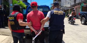 Las autoridades señalan que al menos 13 personas serían colaboradoras activas de la pandilla "Barrio 18", implicadas en exigencias ilegales de dinero a comerciantes. / Foto: PNC