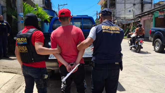Las autoridades señalan que al menos 13 personas serían colaboradoras activas de la pandilla "Barrio 18", implicadas en exigencias ilegales de dinero a comerciantes. / Foto: PNC