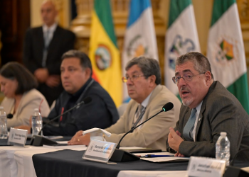 Presidente Bernardo Arévalo junto a los secretarios de la SCEP y Segeplan. / Foto: Byron de la Cruz.