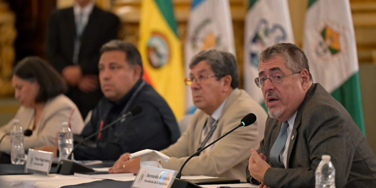 Presidente Bernardo Arévalo junto a los secretarios de la SCEP y Segeplan. / Foto: Byron de la Cruz.