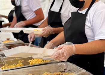 Mides proporciona alimentación caliente y víveres en Santa María de Jesús./Foto: Mides.