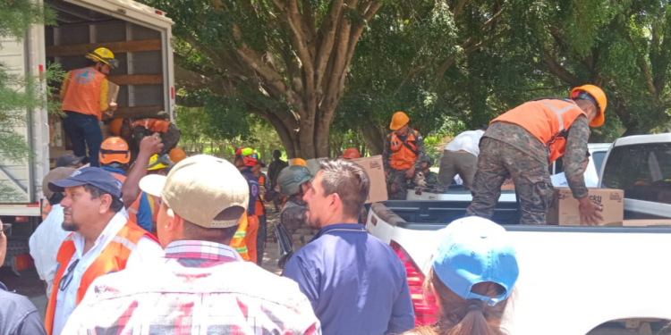 Conred facilita entrega de ayuda humanitaria./Foto: Conred.