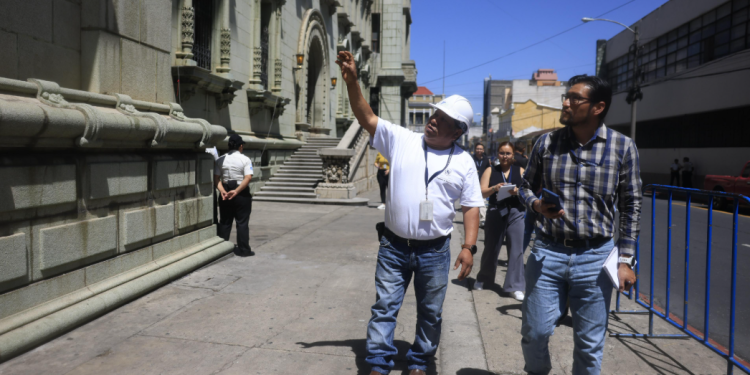Equipo de Decorbic analiza daños en el Palacio Nacional./Foto: Danilo Ramírez.