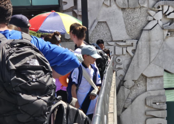 Instalan barandas de seguridad en el aeropuerto La Aurora. / Foto: CIV.