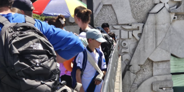 Instalan barandas de seguridad en el aeropuerto La Aurora. / Foto: CIV.