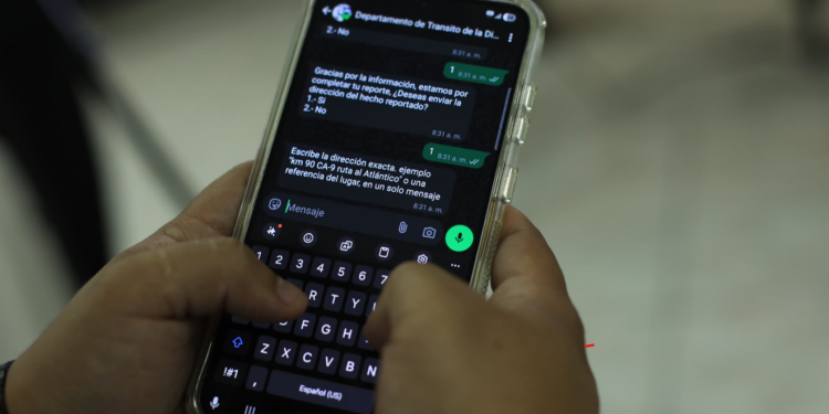 "Pa le Centro rech Monitoreo rech ri DT-PNC chi la’ k’ut kak’ul apan pa awalik ri b’iw ub’ixik, we jeri’ kakaj ri winaqil". / En el Centro de Monitoreo del DT-PNC serán recibidas las denuncias de manera confidencial, si así lo prefiere el usuario. / Foto: PNC.
