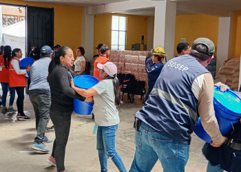 Instituciones del Sistema CONRED continúan con la descarga de ayuda humanitaria en el centro de acopio de Santa Maria de Jesús, Sacatepéquez. / Foto: Conred