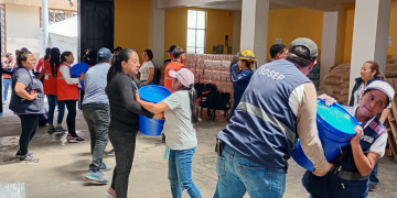 Instituciones del Sistema CONRED continúan con la descarga de ayuda humanitaria en el centro de acopio de Santa Maria de Jesús, Sacatepéquez. / Foto: Conred